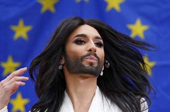 Conchita Wurst zpívala ped europarlamentem (Brusel, 8. íjna 2014).