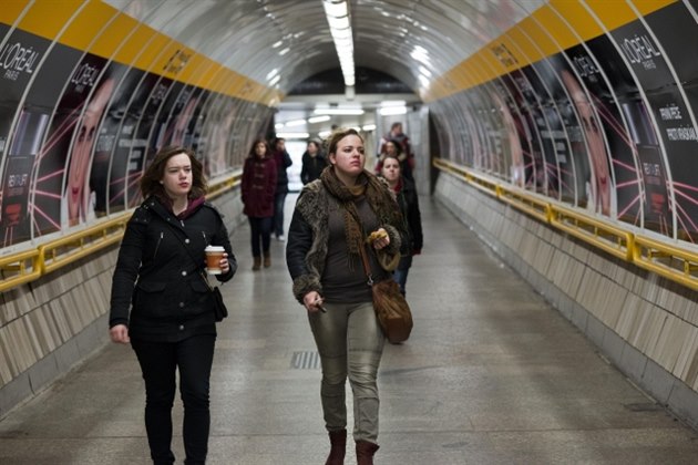 Lidé v metru (ilustraní foto)