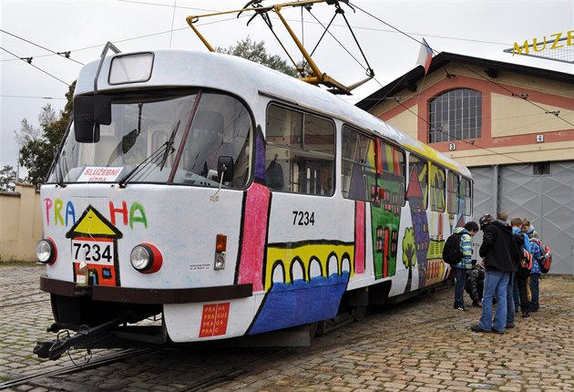 Do ulic Prahy vyjela tramvaj, která má na sob kresbu dtí z Gymnázia Nad Alejí...