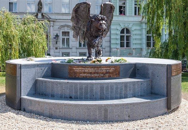 Okídlený lev na Klárov pipomíná eskoslovenské piloty v RAF.