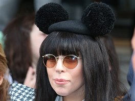 Klobouek s bambulemi ve stejné dob na setkání s fanouky oblékla Lady Gaga....