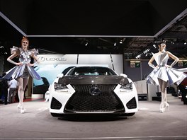 Na autosalonu nesmí chybt krásné modelky. Lexus si pivezl mimozenanky.