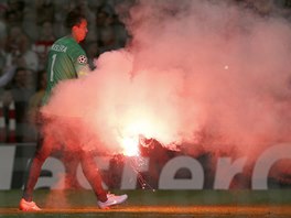 SVTLICE NA HITI. Fernando Muslera, gólman Galatasaraye, musel uklízet ze...