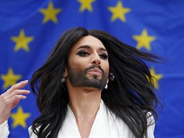 Conchita Wurst zpívala ped europarlamentem (Brusel, 8. íjna 2014).
