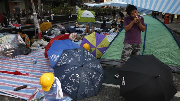 V ulicch hongkongu u zstv jen pr vrnch aktivist a detnky  - symbol hnut.