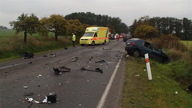 idi osobnho vozidla se v pondl dopoledne na silnici mezi Sokolovem a Starm Sedlem eln stetl s popelskm vozem a na mst zahynul.