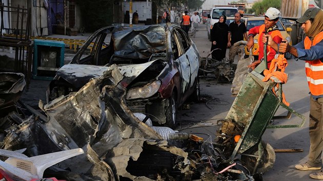 Lid zkoumaj msto, kde v Bagddu vybuchla bomba v automobilu (1. jna 2014).