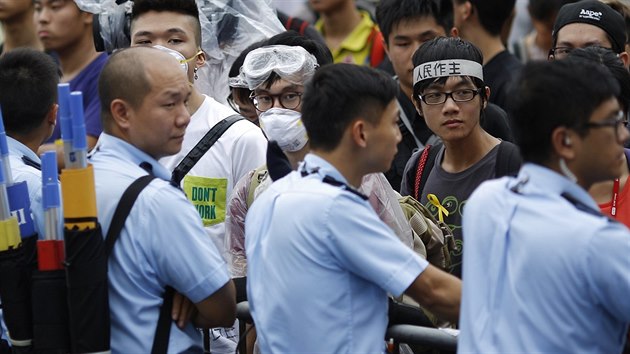 Policist chrn vstup do vldnch budov v Hongkongu (2. jna 2014).