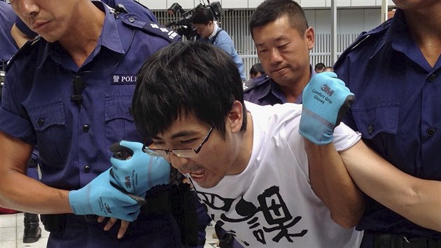 Policist odvdj jednoho z hlavnch pedstavitel prodemokratickho hnut v Hongkongu Alexe owa (27. z 2014).
