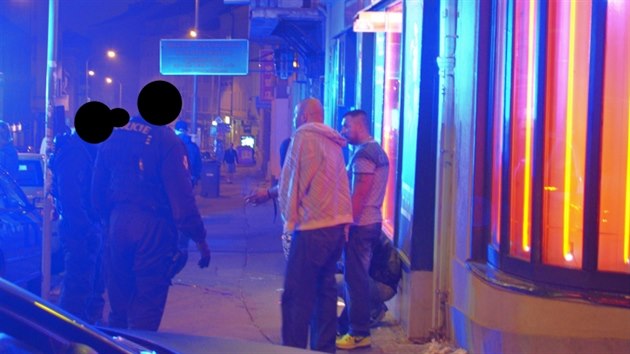Policist po rvace v hern v prask Konvov ulici zadreli celkem sedm osob vetn t en (2.10.2014)