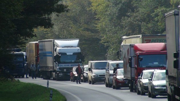 Pi dopravn nehod u obce Ptihosty byli zranni ti lid. Na mst zasahoval tak vrtulnk zchran. (3.10.2014)