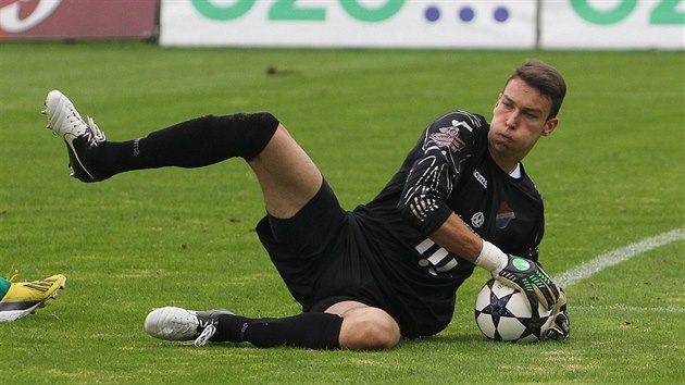 UF, MM TO. Brank Banku Ostrava Ji Pavlenka (v ernm) kryje m ped tonkem Bohemians Praha 1905 Matjem tochlem (v zelenm). Nakonec ale Pavlenka inkasoval tikrt a Bank prohrl 1:3.