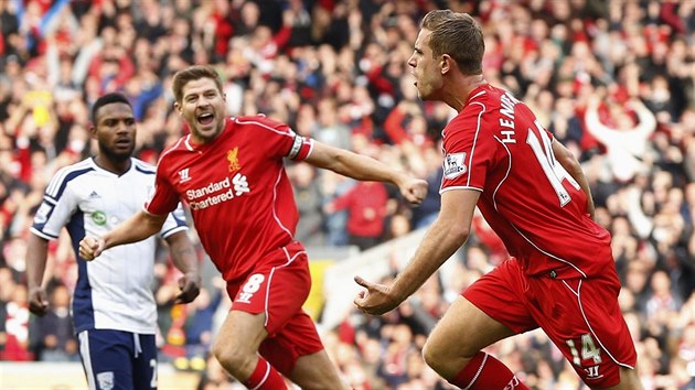GL. Jordan Henderson (vlevo), zlonk Liverpoolu, se spolu s kapitnem Stevenem Gerrardem raduje z glu v zpase anglick ligy