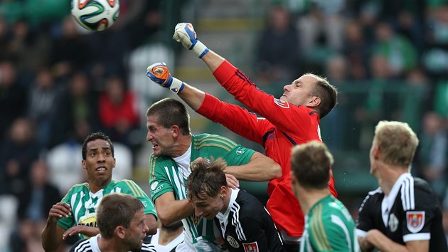 TADY VLDNU J. Glman fotbalist eskch Budjovic Zdenk Kek (v ervenm) boxuje m ped Michalem mdem z Bohemians (tet zleva) v utkn 10. kola esk prvn fotbalov ligy