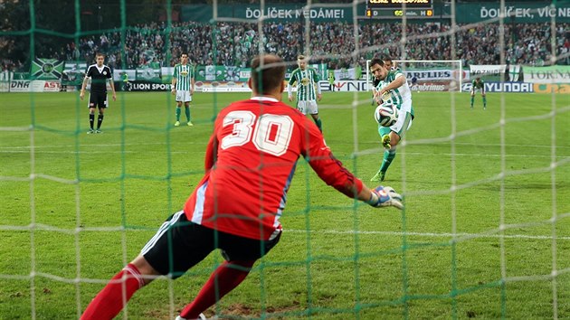 POKUTOV KOP. Josef Jindiek, fotbalista Bohemians Praha 1905, promuje pokutov kop v zpase s eskmi Budjovicemi v 10. kole esk prvn ligy.