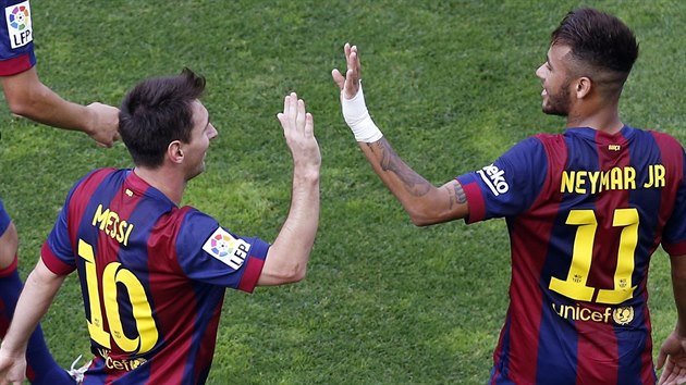 OSLAVA GLU. Fotbalist Barcelony Lionel Messi (vlevo) a Neymar slav gl ve panlsk lize.