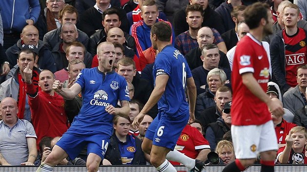 JE TO TAM! Steven Naismith (vlevo), fotbalista Evertonu, oslavuje svj vyrovnvac gl do st Manchesteru United.