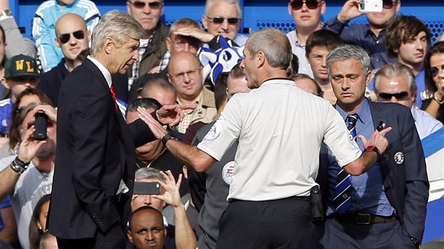 SPOR STRATG. Londnsk derby mezi Chelsea a Arsenalem bylo hodn emotivn pro trenry obou mustev Jos Mourinha (vpravo) a Arsna Wengera, kterm musel domluvit hlavn sud Atkinson (uprosted).