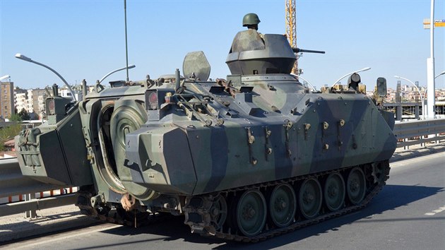 Podle syrskch aktivist se islamist sthli z nkterch st Kobani. Na snmku tank tureck armdy (8. jna)