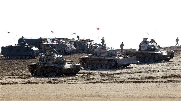 Podle syrskch aktivist se islamist sthli z nkterch st Kobani. Na snmku tanky tureck armdy (8. jna)