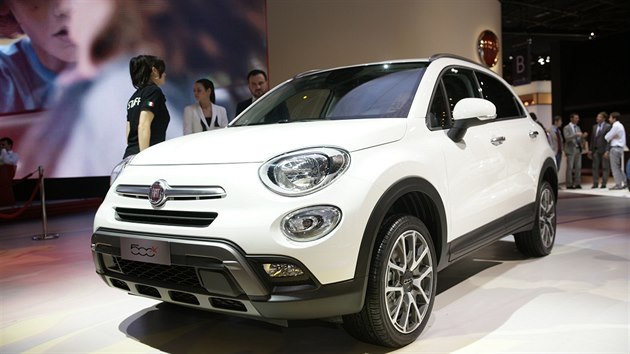 Fiat pedstavuje nov SUV 500X. Bratr Jeepu Renegade m pohon vech kol. e novinka pat do stylov ady 500, kter bude jedna ze dvou hlavnch v nabdce italsk znaky je vidt na prvn pohled. Designi by se ale u mli vymanit z okouzlen ptistovkou a vymyslet nco originlnho, vzhled novinky opakuje to, co znme z ostatnch ptistovek -  geniln npad zan bt prokletm.