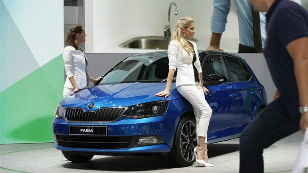 Modelky na autosalonu v Pai