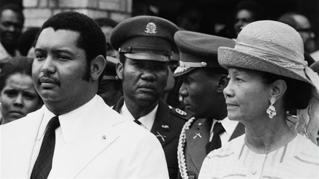 Trochu natvrdl tloutk Jean-Claude Duvalier a jeho matka Simone. Podle mnohch za nj zprvu vldla ona, podle jinch jeho sestra Marie-Denise.