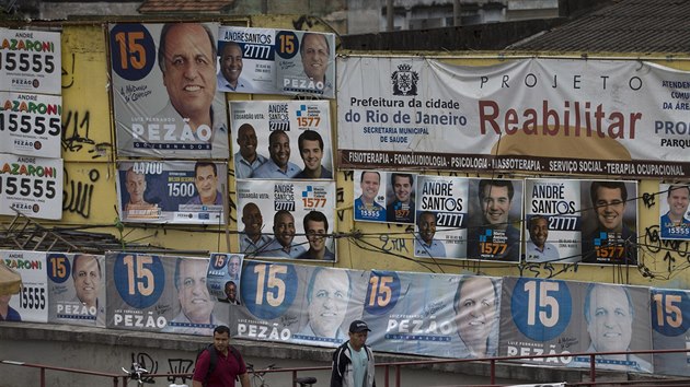 Pedvolebn kampan doslova zaplavily ulice. Chudinsk tvrti brazilsk metropole Rio de Janeiro nejsou vjimkou (5. jna 2014).
