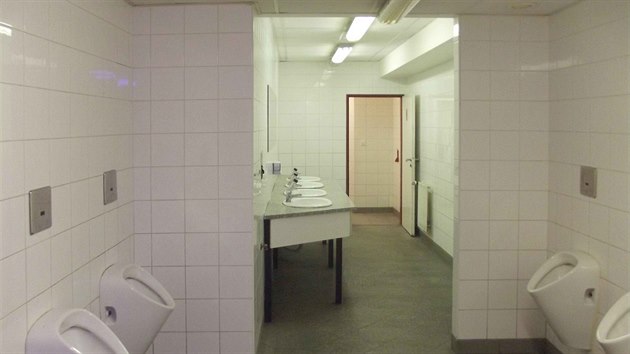 Prostor veejnch toalet ve stanici metra Mstek ped rekonstrukc
