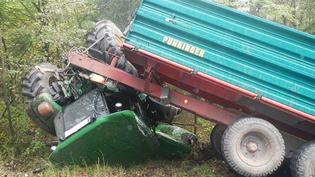 Traktor havaroval u Louovic na Krumovsku.