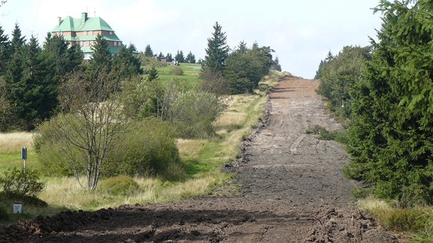 Stometrov sek mezi Masarykovou chatou na erlichu a parkovitm v sedle, kudy povede modr sjezdovka do Zieleniece. (18. 9. 2014)