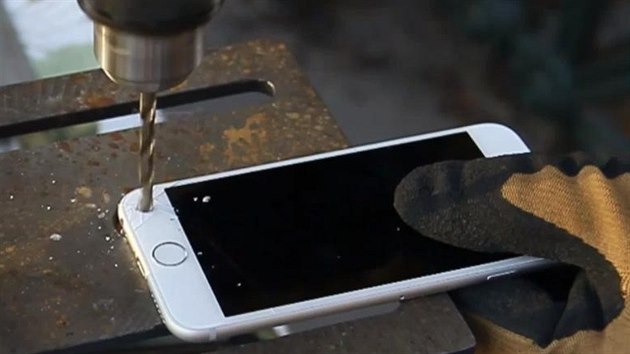 Po zásahu maarských kutil se iPhone 6 Plus ji neohne