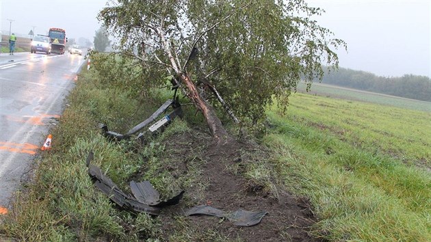 Mezi obcemi Vracov a Vlko na Hodonnsku dostal zdrogovan ofr smyk na mokr vozovce. Narazil do stromu a skonilo na stee.