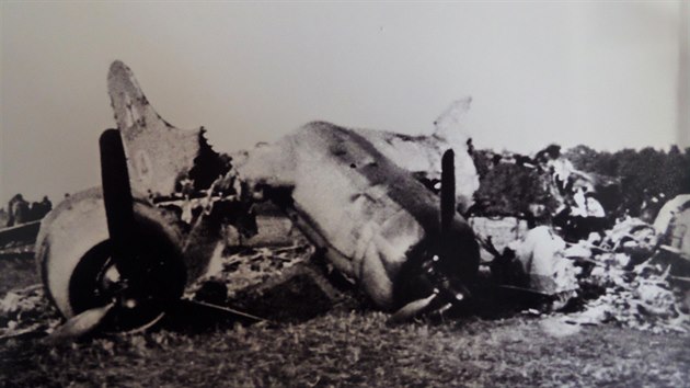 Americk Boeing, kter letl z Polska do Itlie, musel nouzov pistt. Pilot Victor Bieniek zvolil louku nedaleko Prusinek u Napajedel. Gestapo zastelilo dva vojky, zbylch osm poslalo do zajateckch tbor.