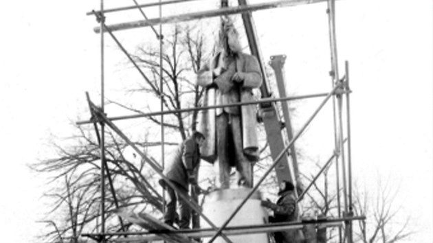 Instalace sochy Klementa Gottwalda ped budovou jihlavskho soudu v roce 1978.