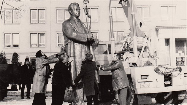 Instalace sochy Klementa Gottwalda ped budovou jihlavskho soudu v roce 1978.