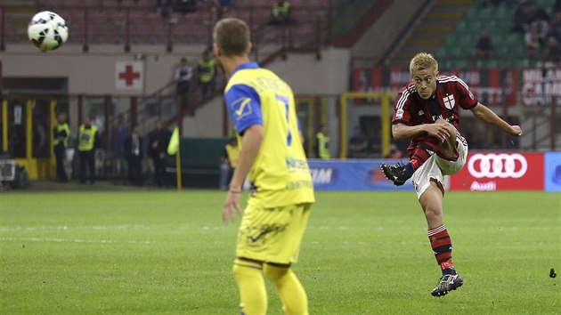 PARDA Z PMHO KOPU. Keisuke Honda zvyuje nskok AC Miln nad Chievem na 2:0. Tmto vsledkem i zpas italsk ligy skonil.