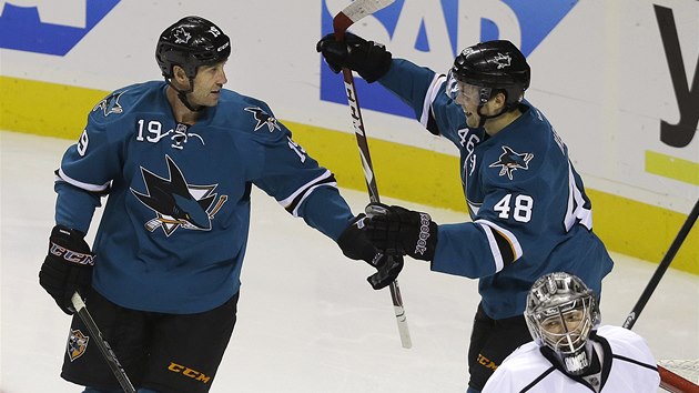 RADOST. Tom Hertl (vpravo) spch s gratulac k Joeovi Thorntonovi a slav gl San Jose proti Los Angeles. 