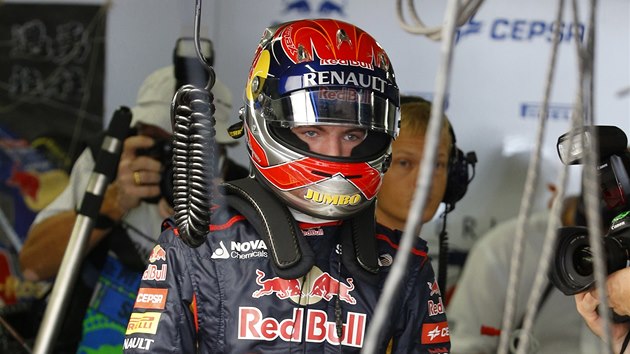 JDE NA TO. Max Verstappen pi svm debutu ve Velk cen F1. 