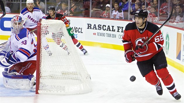 Jaromr Jgr vyjd zpoza branky do dal ton akce New Jersey.