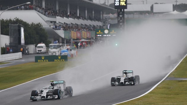 V ZVOJCH VODY. Lewis Hamilton a Nico Rosberg ve Velk cen Japonska formule 1. 