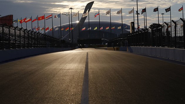 VE STÍNU OLYMPIJSKÝCH SYMBOL. Piloti formule 1 budou v Soi svitt kolem obí