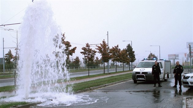 Havárie vodovodu ve Folmavské ulici v Plzni na Borech.