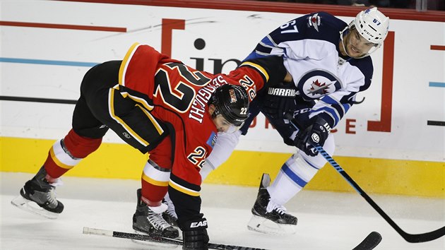 Michael Frolk (vpravo) z Winnipegu v souboji s Devinem Setoguchim z Calgary.