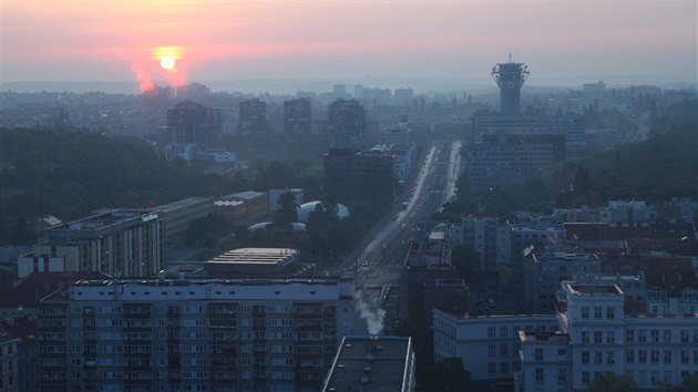 Vchod slunce nad ikovem. Kdy nen zrovna podzimn inverze, dch se v hlavnm mst celkem slun. Teba ve srovnn s Ostravou.