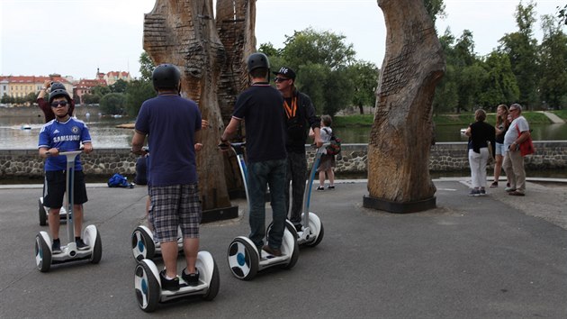 Otravn verbe. Praci nesnej turisty na segway, kte v posledn dob zamoili chodnky v centru msta.