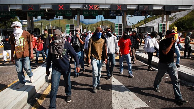 Spoluci a pbuzn poheovanch student v nedli 5. jna na protest zabrali mtn brny na hlavnm tahu ve mst Chilpancingo.