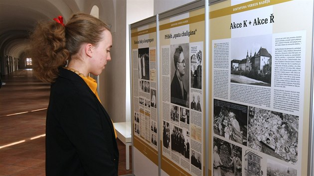 V Umleckm centru Univerzity Palackho v Olomouci zaala nov vstava Diktatura versus nadje. Ukazuje, jak totalitn reim v eskoslovensku utlaoval crkev.