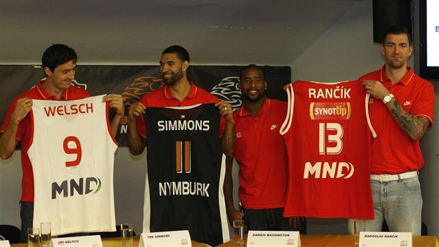 Nymburt basketbalist Ji Welsch, Tre Simmons, Darius Washington a Rado Rank (zleva) pedstavuj nov dresy.