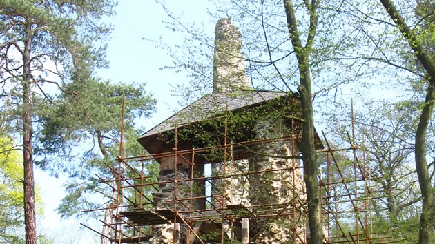 Hrad Zlenice a obnova hradn brny, torzo ve v pozad